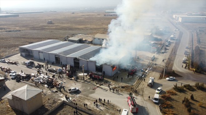 Erzincan'da mobilya ve lastik deposunda çıkan yangın söndürüldü
