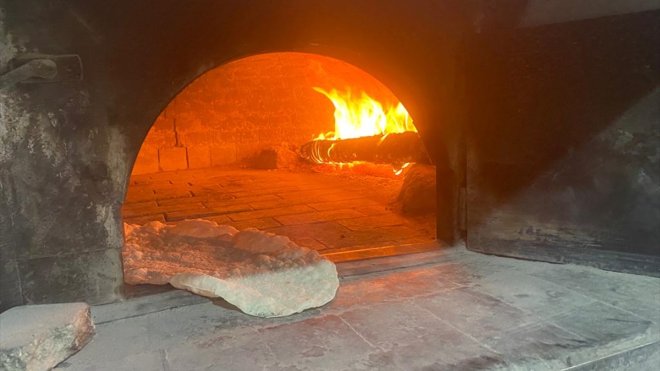 Refahiye'de kadınların taş fırında kışlık ekmek mesaisi