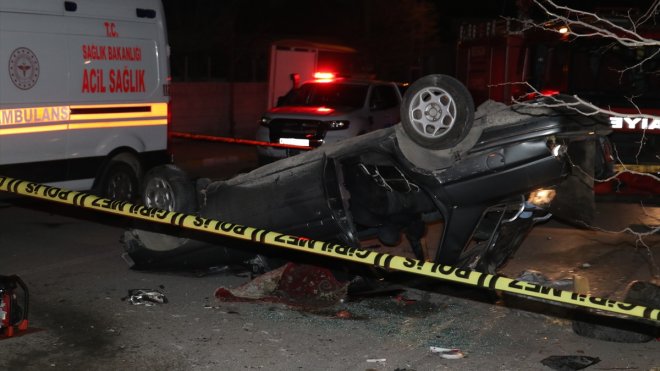 Erzincan'da takla atan otomobildeki 1 kişi öldü, 2 kişi yaralandı