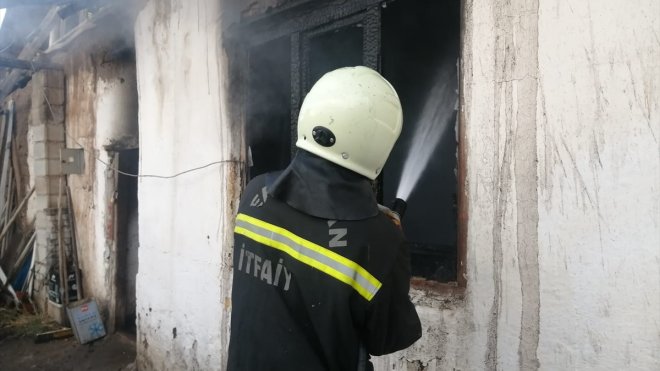 Erzincan'da tek katlı ev, yangında kullanılmaz hale geldi