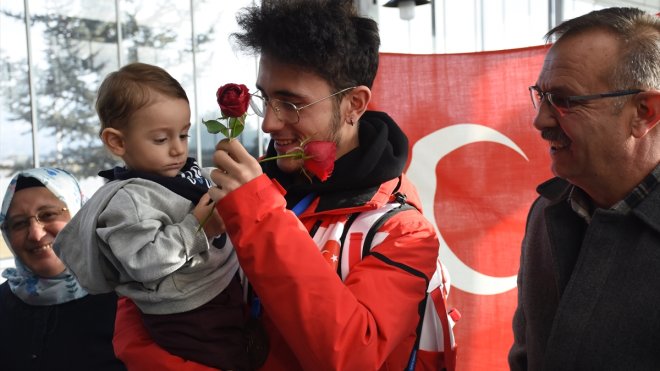 Avrupa 3'üncüsü sürat patenci Furkan Akar Erzurum'da coşkuyla karşılandı: