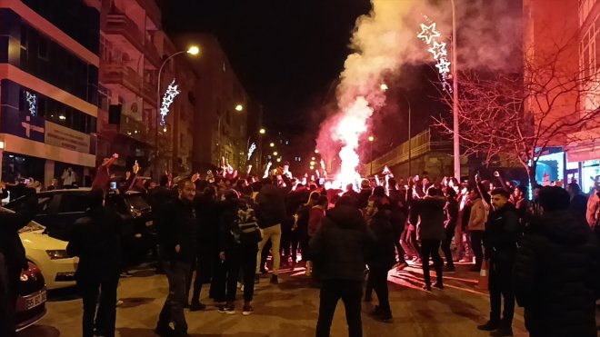 Erzurum'da Galatasaraylı taraftarlar derbi maçın ardından sokaklarda kutlama yaptı