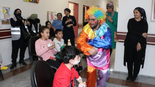 Erzurum'da hastanede yatan çocuklar palyaçolu sürprizle moral buldu