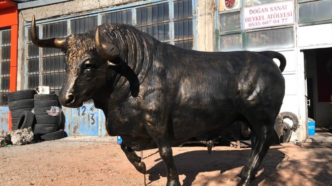 ERZURUM - Üniversite öğrencileriyle kilden yaptığı dev heykelleri yurt dışına pazarlıyor1