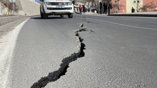 Hakkari'de çatlak oluşan yolda ulaşım kontrollü sağlanıyor