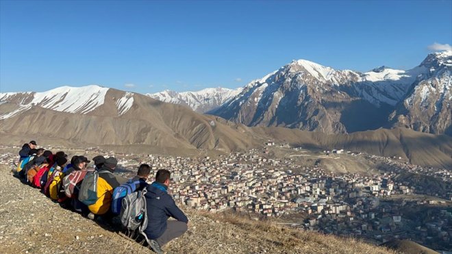 Hakkari'de doğaseverler Bay Kalesi'nin bulunduğu bölgeye tırmandı