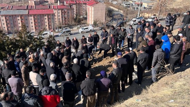 Hakkari'de evinde boğazı kesilmiş halde ölü bulunan kadının cenazesi toprağa verildi
