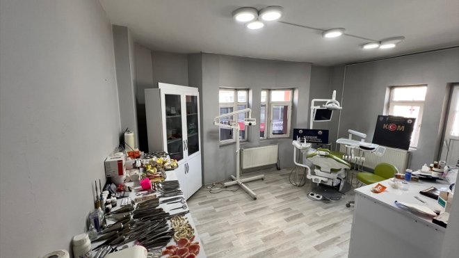 Hakkari'de ruhsatsız diş kliniği işleten 2 kişi yakalandı