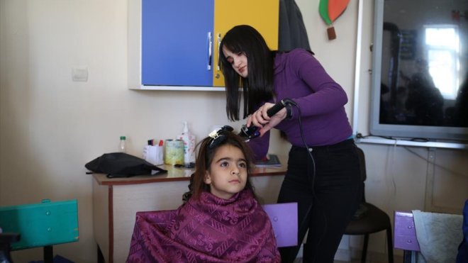 Hakkari'de kadın usta öğreticiler köy okulundaki öğrencilerin saçını tıraş etti