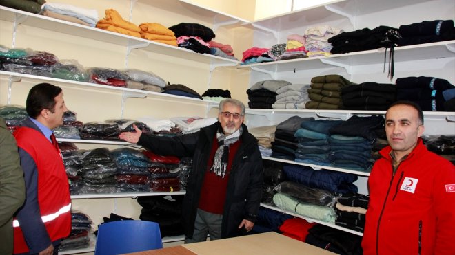 Hakkari Kızılay Şubesi, üniversitede butik giyim mağazası açtı