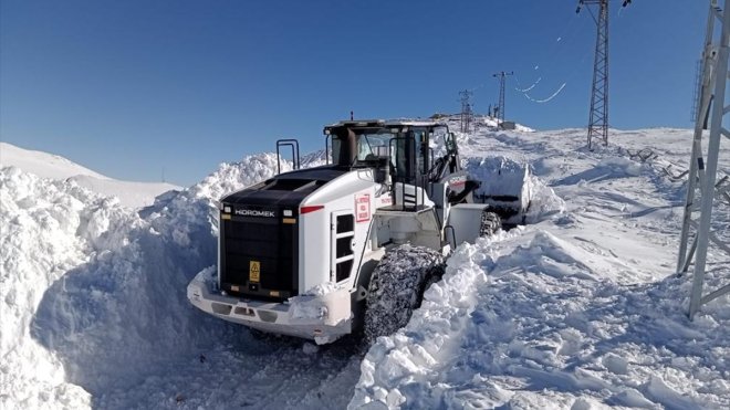 Hakkari'de metrelerce karın bulunduğu üs bölgelerinin yolları açılıyor