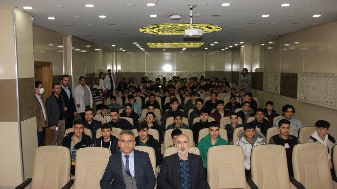 Hakkari'deki öğrencilere Prof. Dr. Fuat Sezgin ve İslam Bilim Tarihi anlatıldı