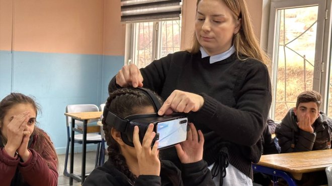 Şemdinli'de öğrenciler sanal gerçeklik gözlüğüyle matematik öğreniyor
