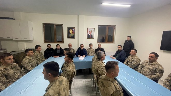 Hakkari Valisi Akbıyık, yeni yıla üs bölgesindeki güvenlik güçleriyle girdi