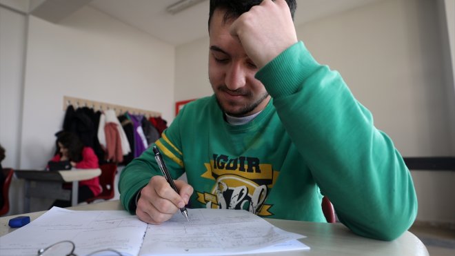 IĞDIR - Üniversiteli olma hayaliyle tatilde de okulda ders çalışıyorlar1