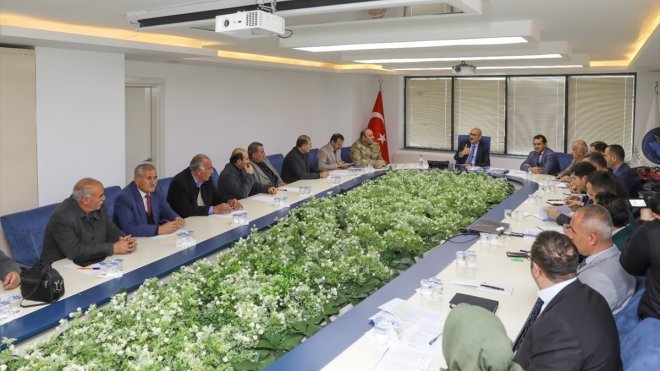 İpekyolu Kaymakamı ve Belediye Başkan Vekili Aydın, muhtarlarla buluştu