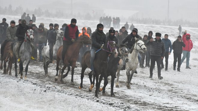 Kars'ta davul zurnalı 'dörtnala at yarışı' düzenlendi