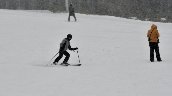 KARS - Sezonu açamayan Cıbıltepe Kayak Merkezi kar yağışıyla hareketlendi1