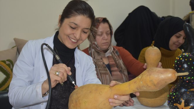 Su kabakları Karslı kadınların hünerli ellerinde dekoratif ürüne dönüşüyor