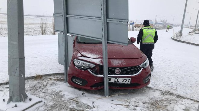 Kars'ta kar yağışı kazalara neden oldu