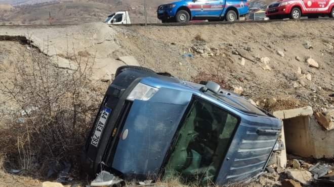 Malatya'da şarampole devrilen araçtaki 1 kişi öldü, 3 kişi yaralandı