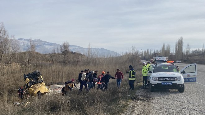 MALATYA - Devrilen tırda sıkışan sürücüyü itfaiye ekipleri kurtardı1