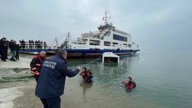 MALATYA - Feribota yolcu taşıyan otobüs gölete düştü1