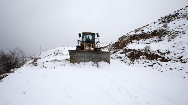Muş'ta yüksek kesimlerde kardan kapanan grup köy yolu açıldı