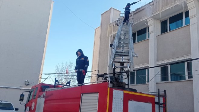 Özalp'ta çatılardaki buz sarkıtları temizlendi