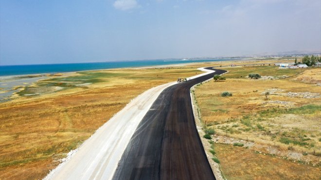 Van Büyükşehir Belediyesi geçen yıl 190 kilometre sıcak asfalt ve beton yol yaptı
