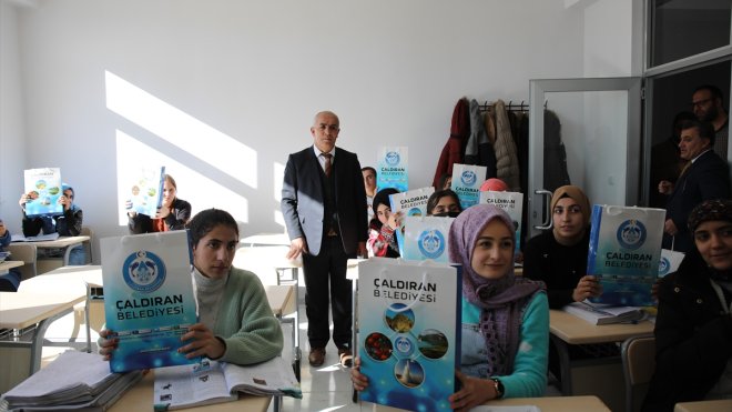Çaldıran'da sınava hazırlanan öğrencilere kaynak kitap desteği
