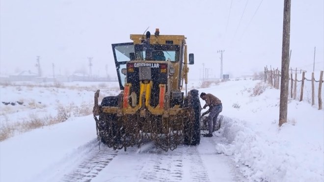 Van'da karla mücadele 600 personelle devam ediyor