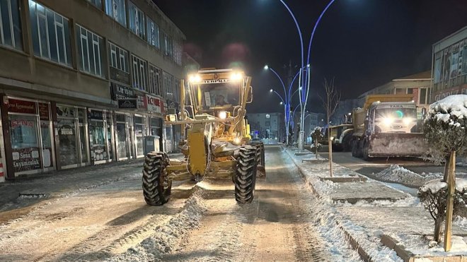 Van ve Muş'ta kardan kapanan yollar ulaşıma açılıyor