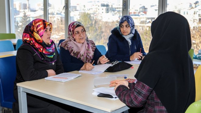 Van'da kadınlar okuma yazma kursuna ilgi gösteriyor