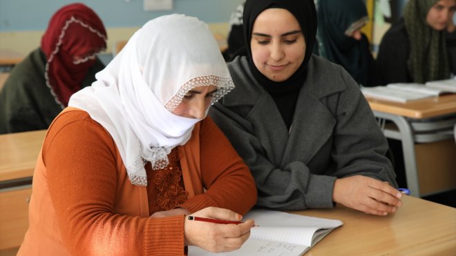 Muradiye'de kurslara katılan 372 kişi okuma yazma öğrendi