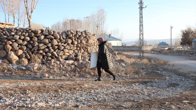 Rabia öğretmen yarıyıl tatilinde evleri dolaşarak kadınlara okuma yazma öğretiyor