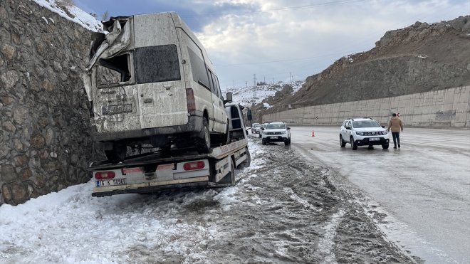 Van'da sürücüsü polisten kaçmaya çalışan minibüs kaza yaptı, 2 düzensiz göçmen öldü, 6'sı yaralandı