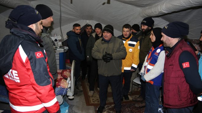 Kahramanmaraş'ta bir kadın depremden 105 saat sonra enkazdan sağ çıkarıldı