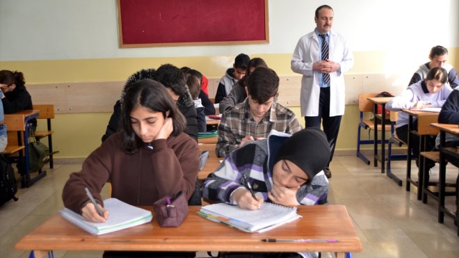 558 depremzede öğrenci Muş'taki okullarda eğitimlerine devam ediyor