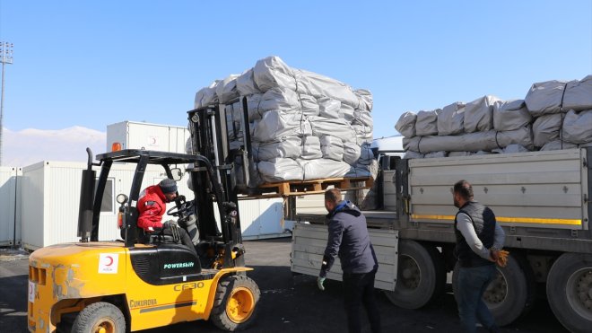 Türk Kızılay'ın atölyelerinde çadır üretimi aralıksız sürüyor