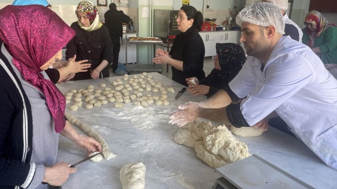 لە پارێزگای ئەلعەزیز رۆژانە ١٥ هەزار پارچە کێک و شیرینی بۆ لێقەوماوانی بوومەلەرزەکان دروست دەکرێن1