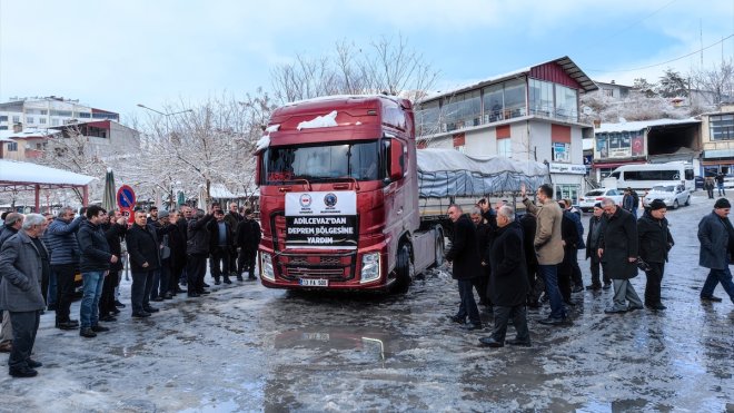 Adilcevaz'dan deprem bölgesine 10 tır yardım malzemesi gönderildi