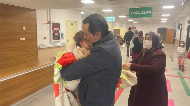 Adıyaman'da yıkılan binanın enkazından çıkarılan anne ve çocuğu Van'a getirildi