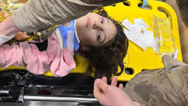 Jandarma Özel Harekat ekibi, Adıyaman'da depremden 160 saat sonra bir çocuğu enkazdan kurtardı