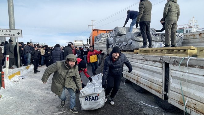 AFAD deprem bölgesinde çadır dağıtımına hızla devam ediyor