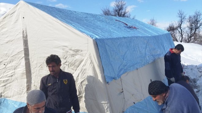 AFAD tarafından Bingöl'ün Genç ilçesinde 5 köye 33 çadır kuruldu