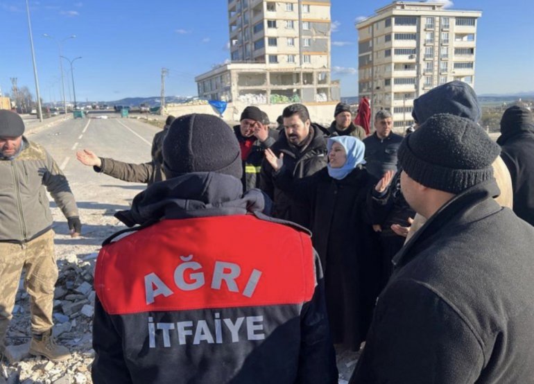 Ağrı Belediye Başkanı Sayan deprem bölgesinde4