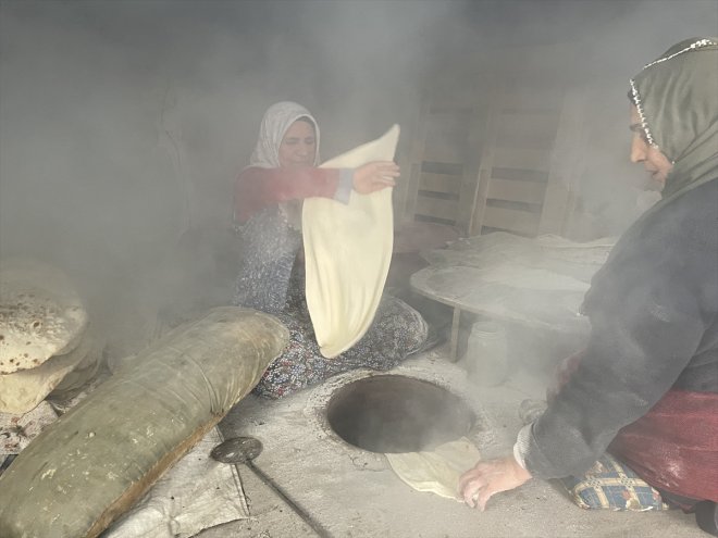 Ağrı'da köylerde yaşayan kadınlar depremzedeler için tandırda ekmek pişiriyor