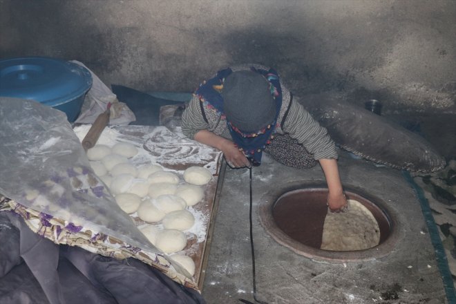 pişiriyor depremzedeler ekmek yaşayan kadınlar köylerde için Ağrı