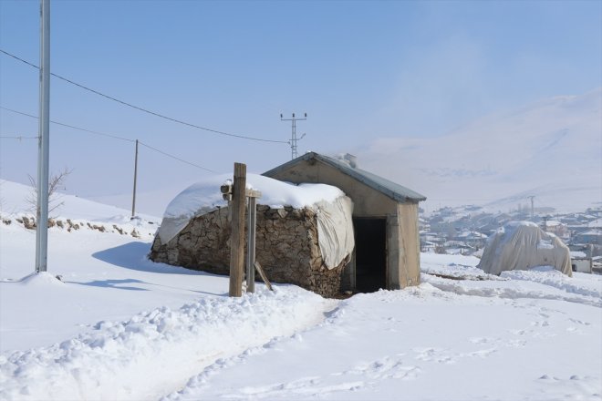 depremzedeler için tandırda ekmek yaşayan kadınlar köylerde Ağrı